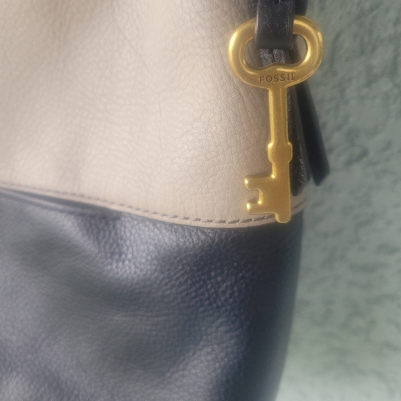 Fossil Colorblock Charlotte Hobo Black and Tan Shoulder Bag - Picture 2 of 13